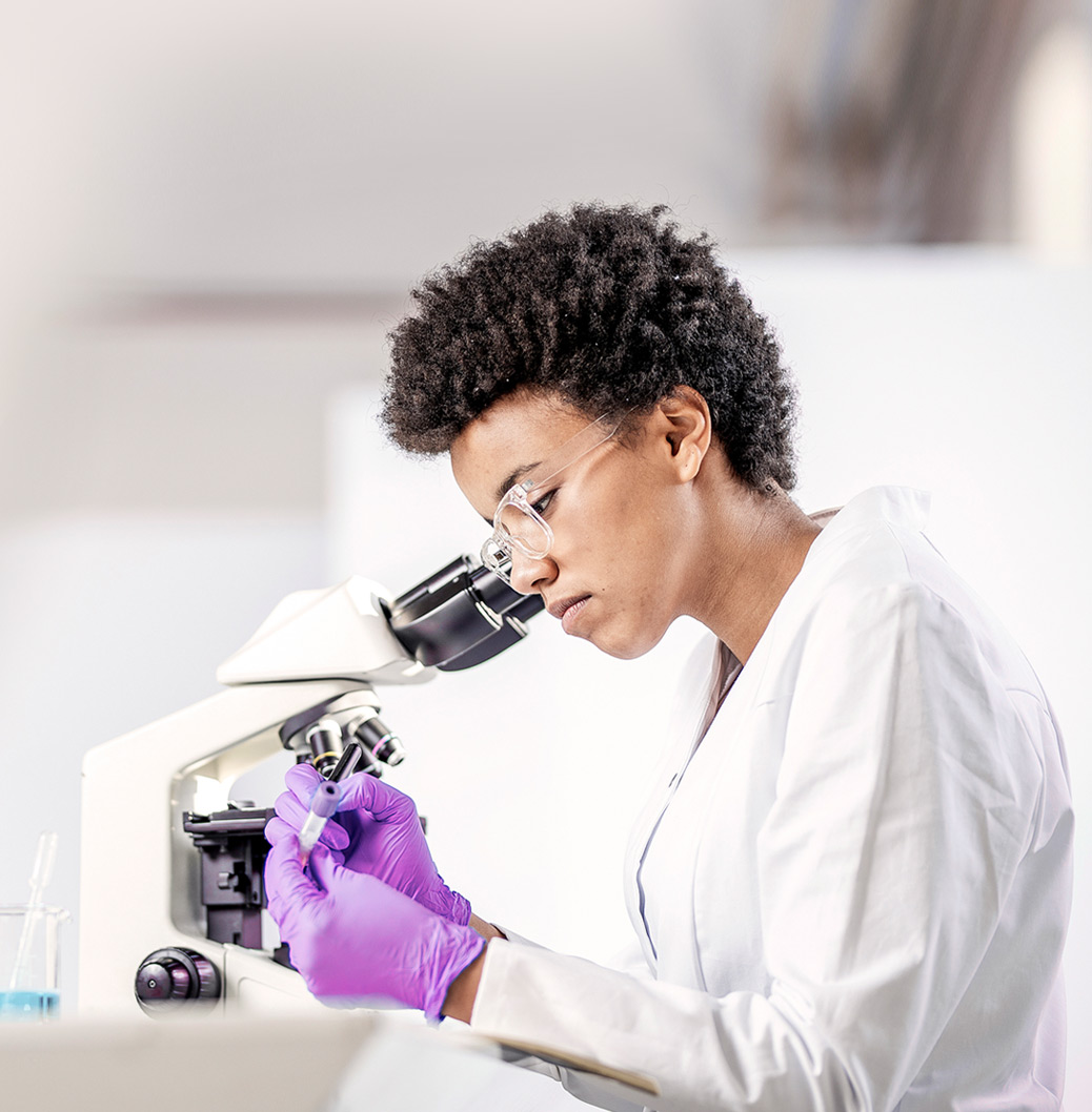 Bilim insanı mikroskop kullanıyor